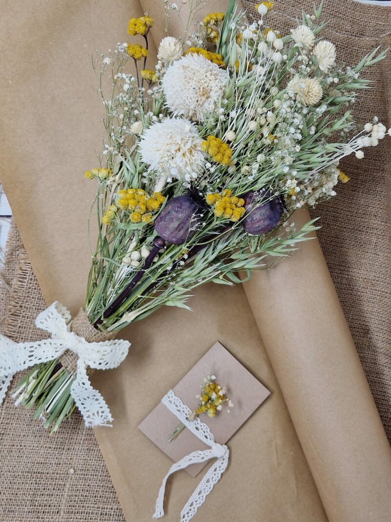 Trockenblumenstrauß aus 7 unterschiedlichen Gräsern und Blumen, einer Gratulationskarte, die auf Wunsch personalisiert werden kann