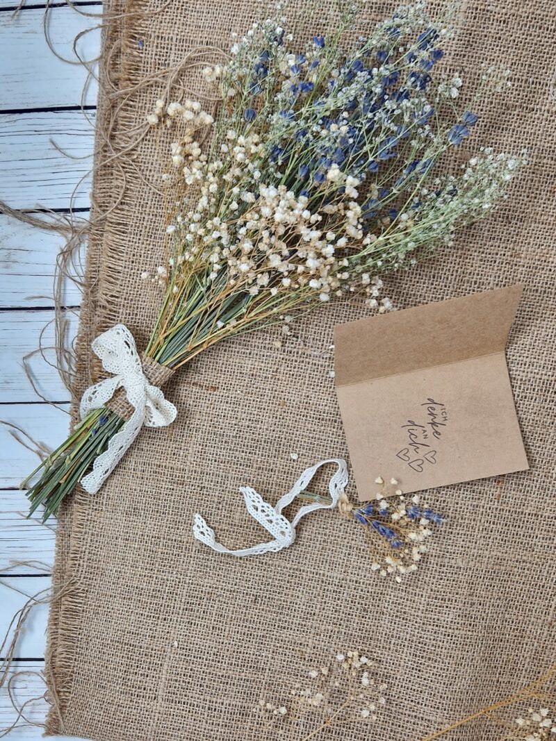 Trockenblumenstrauß aus Lavendel und Schleierkraut mit einer personalisierten Gratulationskarte oder einem Sticker mit Spruch kann – Bild 3