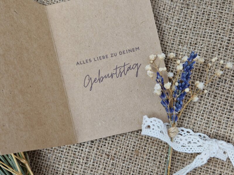 Trockenblumenstrauß aus Lavendel und Schleierkraut mit einer personalisierten Gratulationskarte oder einem Sticker mit Spruch kann – Bild 4