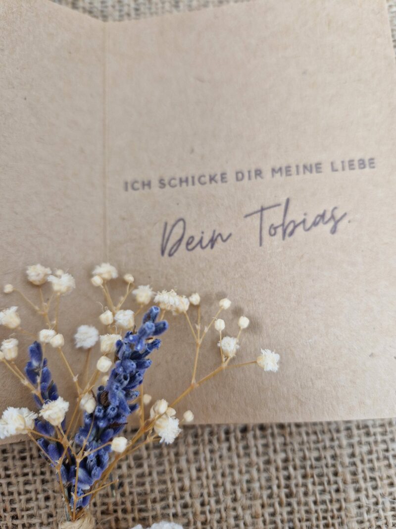 Trockenblumenstrauß aus Lavendel und Schleierkraut mit einer personalisierten Gratulationskarte oder einem Sticker mit Spruch kann – Bild 7