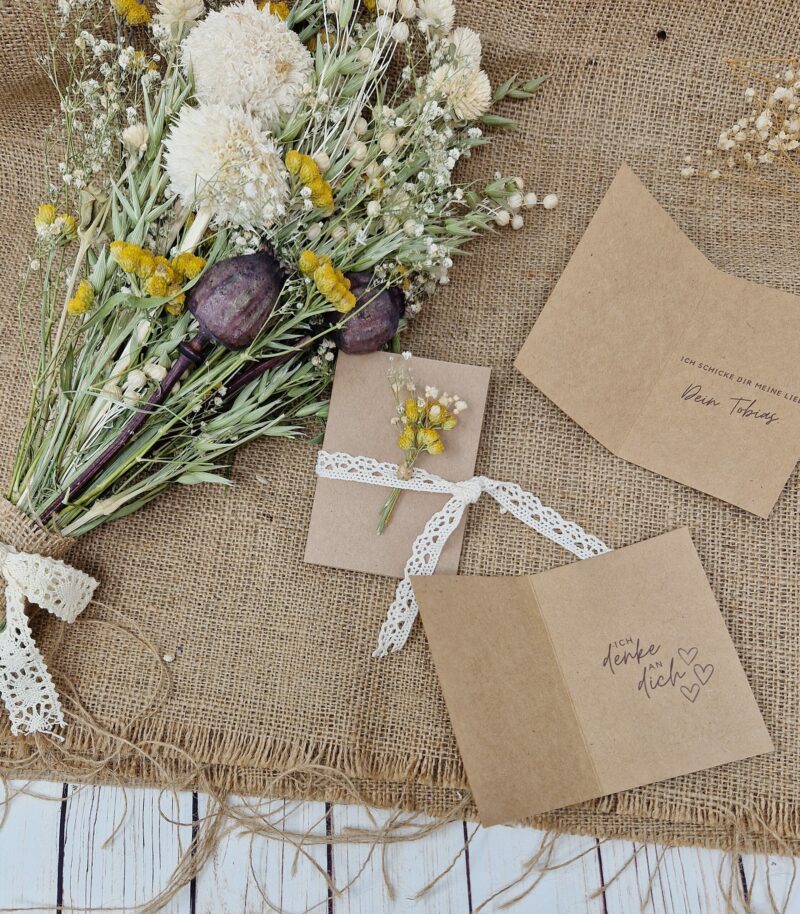Trockenblumenstrauß aus 7 unterschiedlichen Gräsern und Blumen, einer Gratulationskarte, die auf Wunsch personalisiert werden kann – Bild 4
