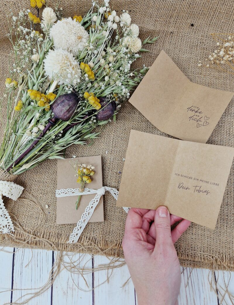 Trockenblumenstrauß aus 7 unterschiedlichen Gräsern und Blumen, einer Gratulationskarte, die auf Wunsch personalisiert werden kann – Bild 3