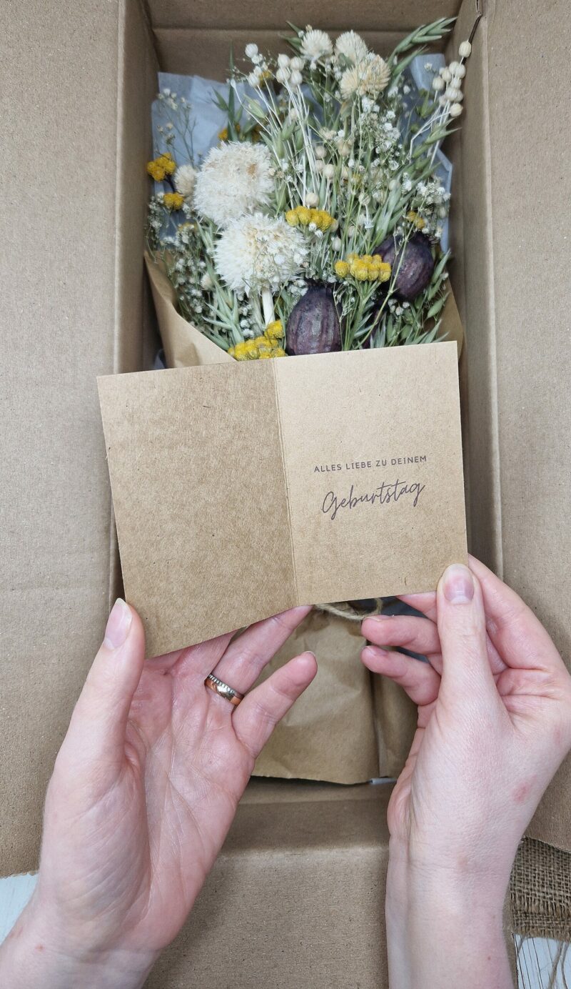 Trockenblumenstrauß aus 7 unterschiedlichen Gräsern und Blumen, einer Gratulationskarte, die auf Wunsch personalisiert werden kann – Bild 7