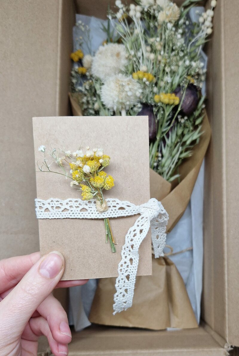 Trockenblumenstrauß aus 7 unterschiedlichen Gräsern und Blumen, einer Gratulationskarte, die auf Wunsch personalisiert werden kann – Bild 8