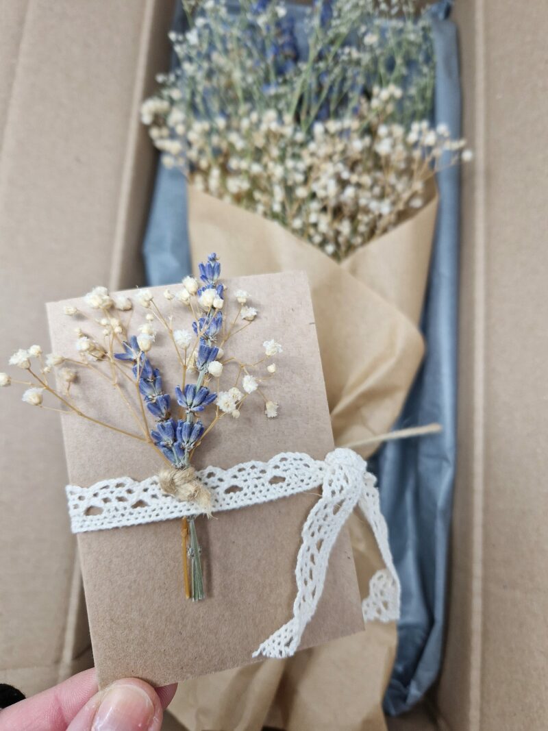 Trockenblumenstrauß aus Lavendel und Schleierkraut mit einer personalisierten Gratulationskarte oder einem Sticker mit Spruch kann – Bild 11