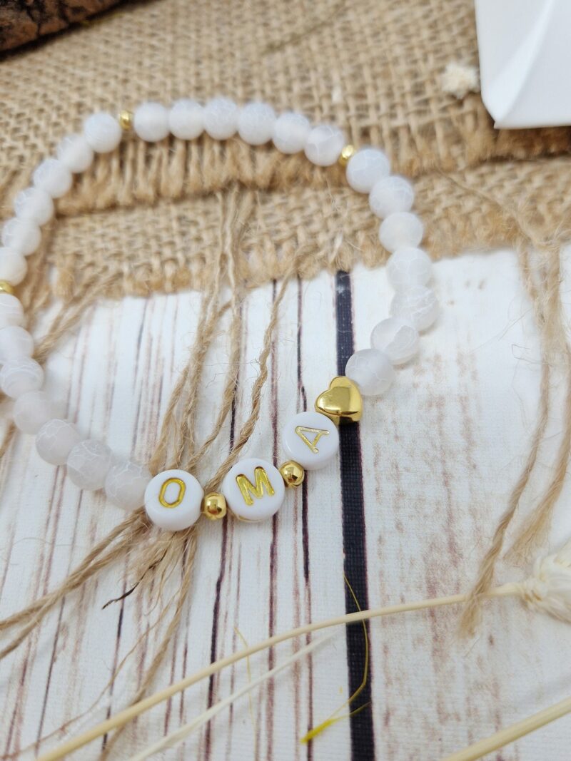 Oma-Armband aus natürlichen Achat-Perlen | verpack in eine Kissenschachtel mit einem Wunschsticker